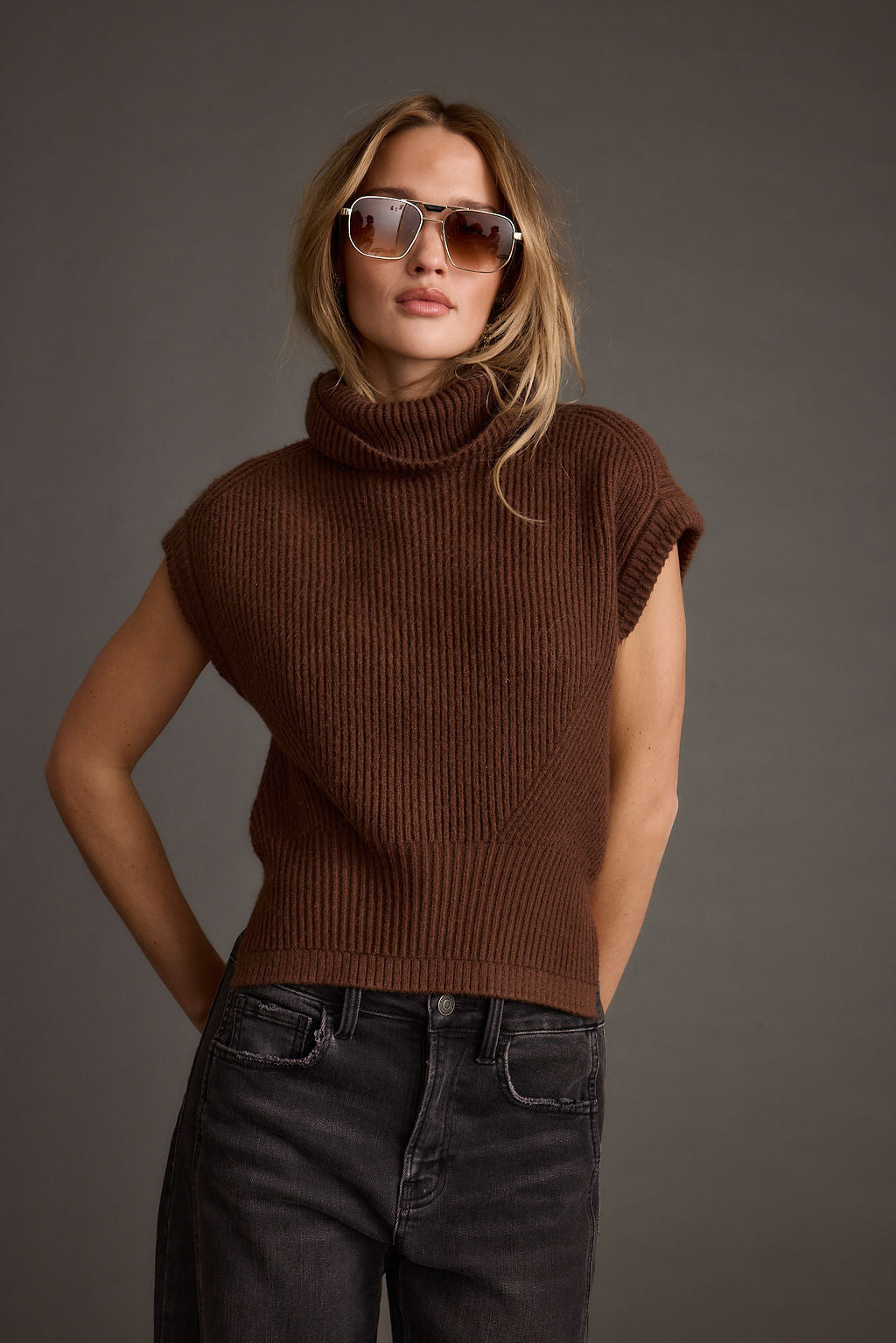 Kristen™ Boulder Brown Turtleneck Sweater Vest |Galliano.Store™